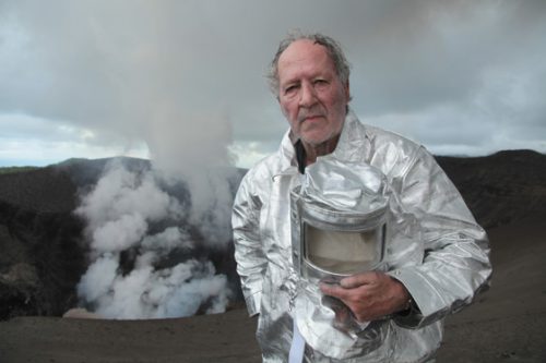 Werner Herzog vor einem rauchenden Vulkankrater | © Clive Oppenheimer/Netflix