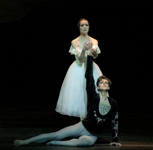 Vladimir Shklyarov mit Lebens- und Tanzpartnerin  Maria Shirinkina »Giselle« (oben)  | © Jack Devant